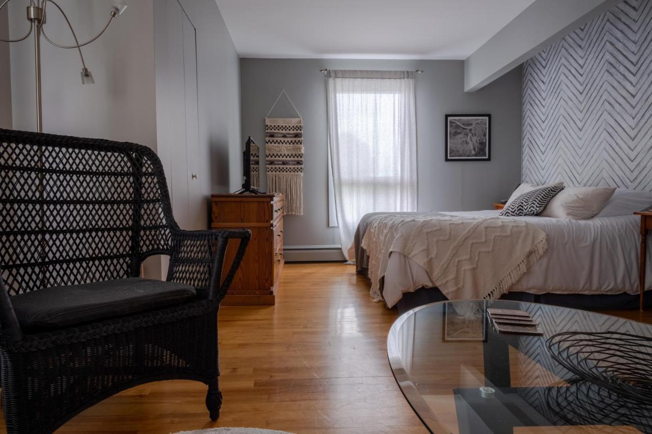 Au Coq Du Bonheur Bed & Breakfast Magog Екстериор снимка