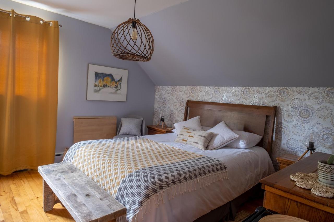Au Coq Du Bonheur Bed & Breakfast Magog Екстериор снимка