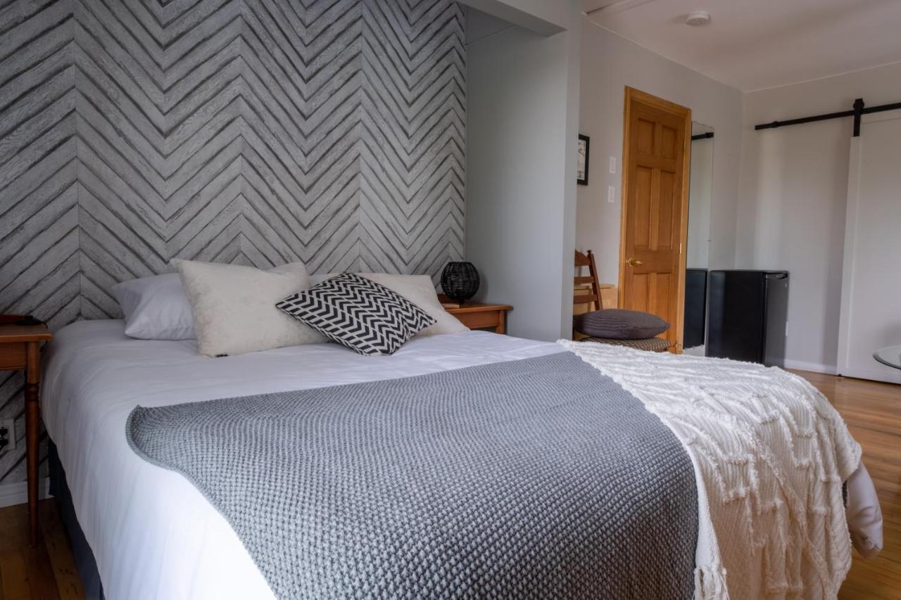 Au Coq Du Bonheur Bed & Breakfast Magog Екстериор снимка