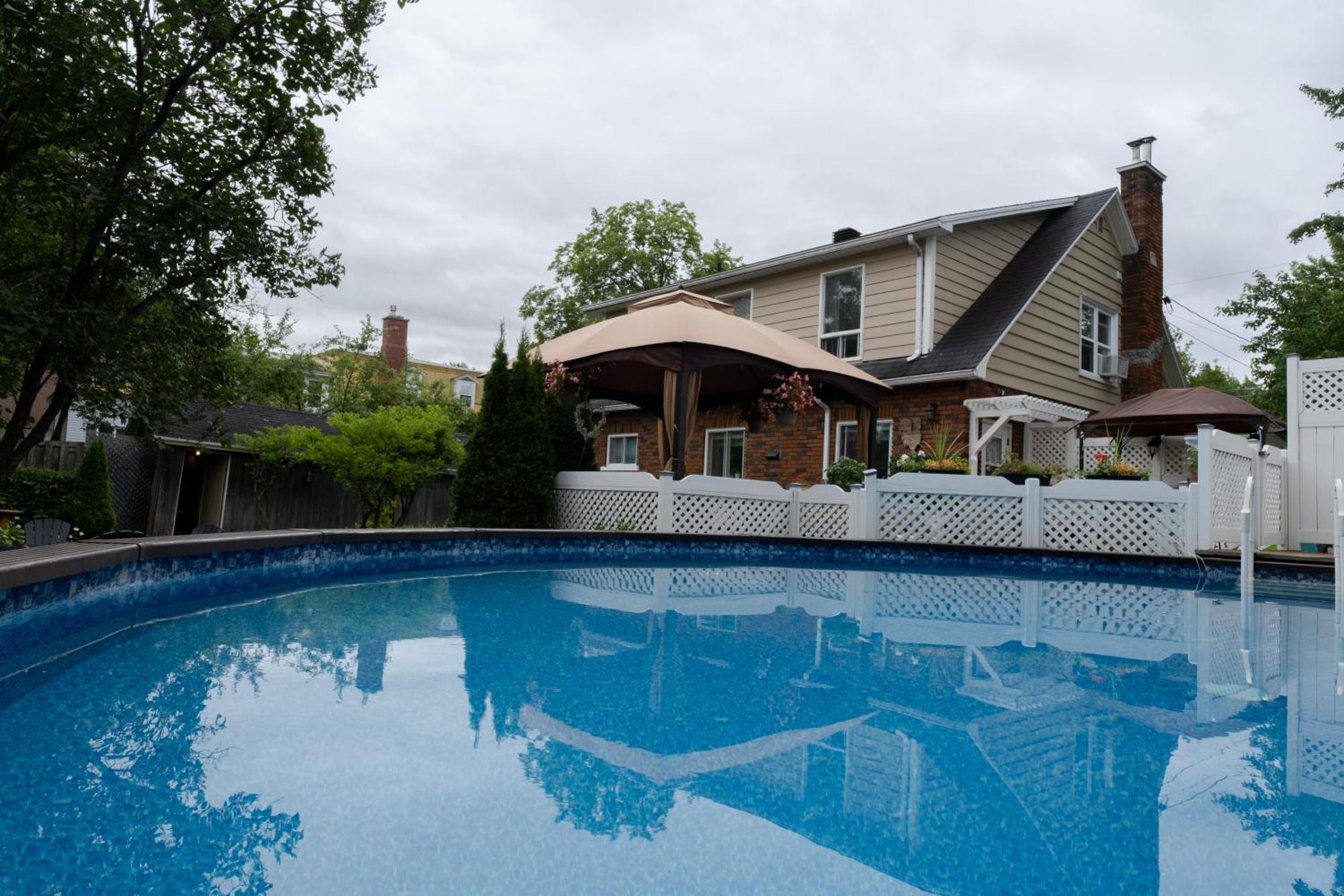 Au Coq Du Bonheur Bed & Breakfast Magog Екстериор снимка