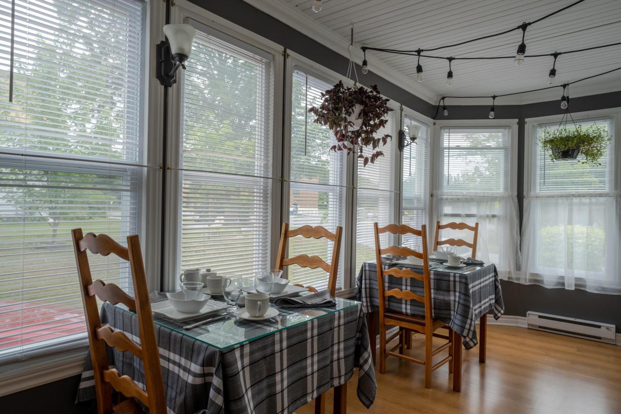 Au Coq Du Bonheur Bed & Breakfast Magog Екстериор снимка