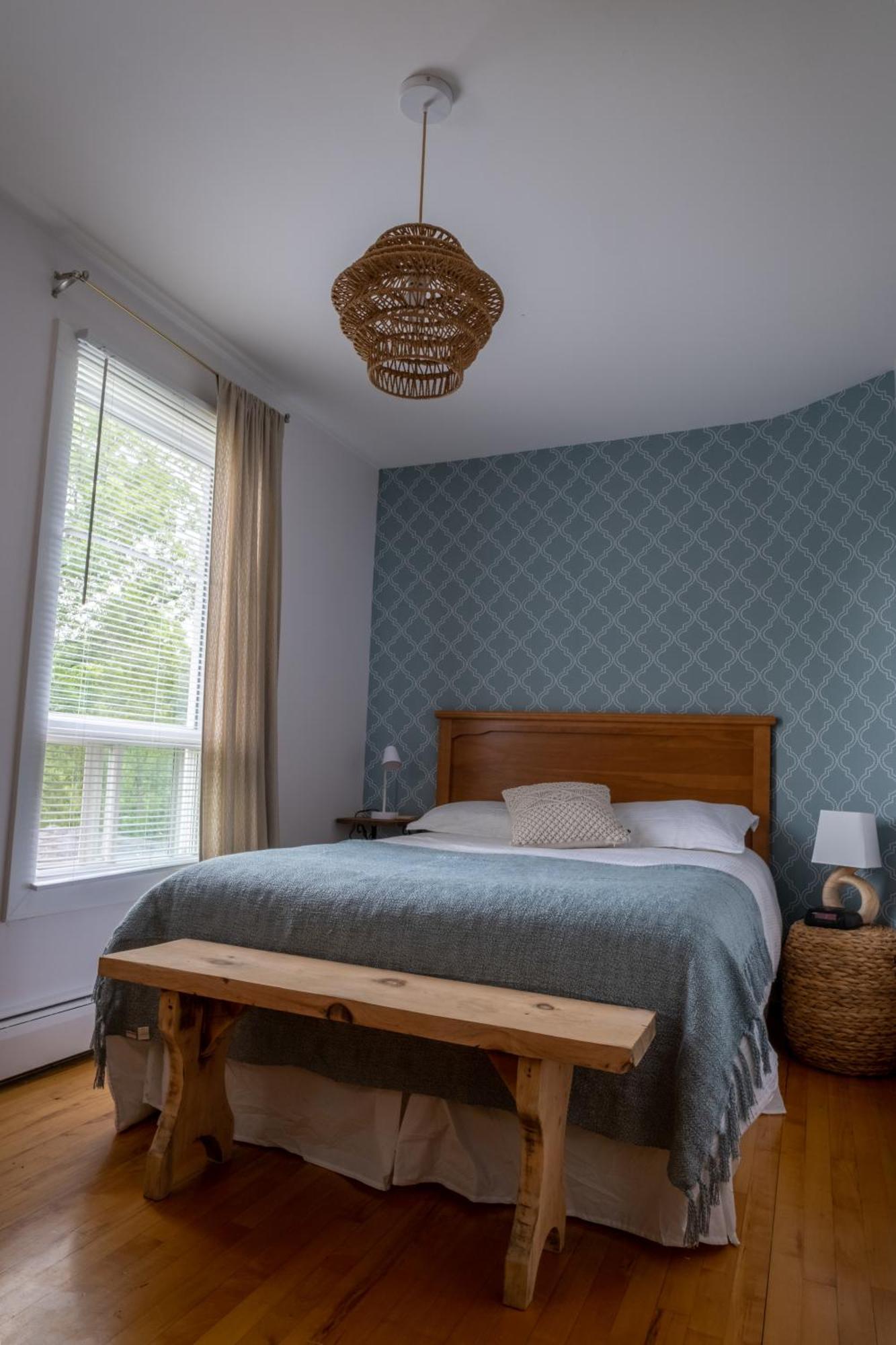 Au Coq Du Bonheur Bed & Breakfast Magog Екстериор снимка