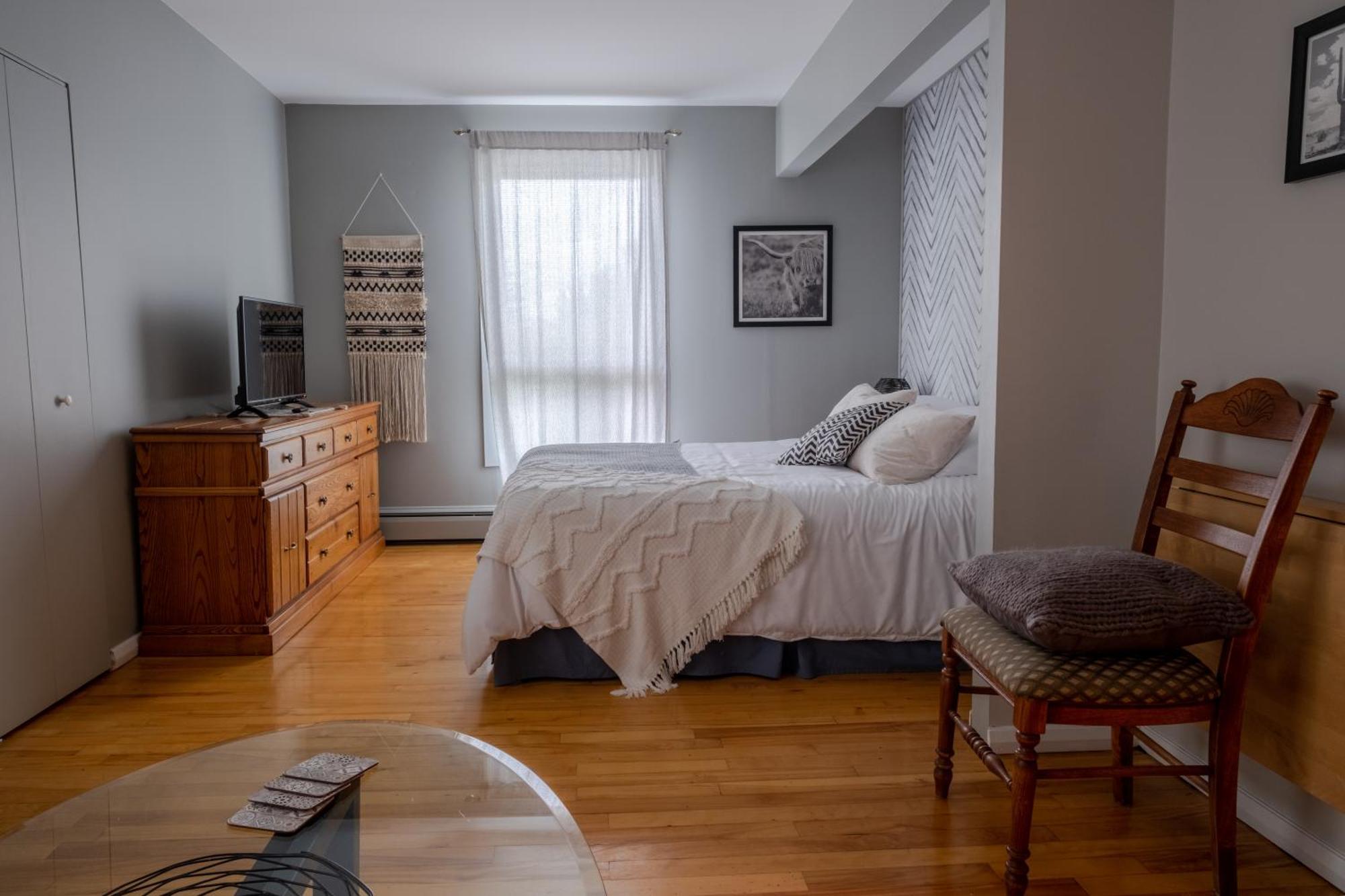 Au Coq Du Bonheur Bed & Breakfast Magog Екстериор снимка