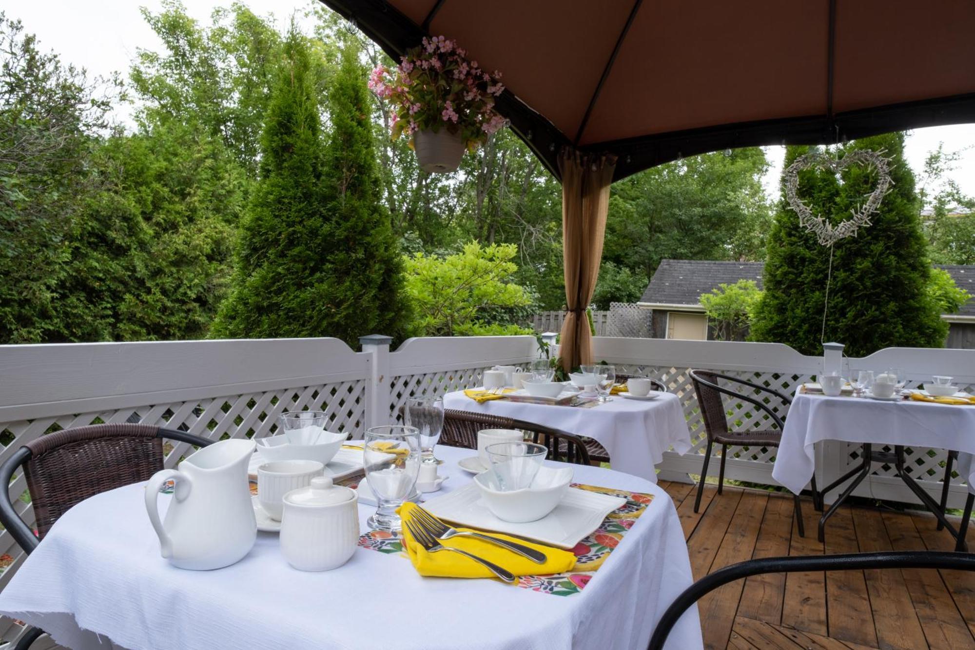 Au Coq Du Bonheur Bed & Breakfast Magog Екстериор снимка